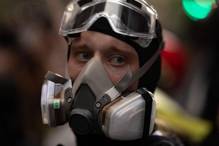 עימות שיקגו ארה"ב בין מפגינים פרו-פלסטינים בעד פלסטינים מלחמה ב עזה  מול קונסוליית ישראל במקביל ל הוועידה הדמוקרטית בעיר בלילה שבין שלישי לרביעי