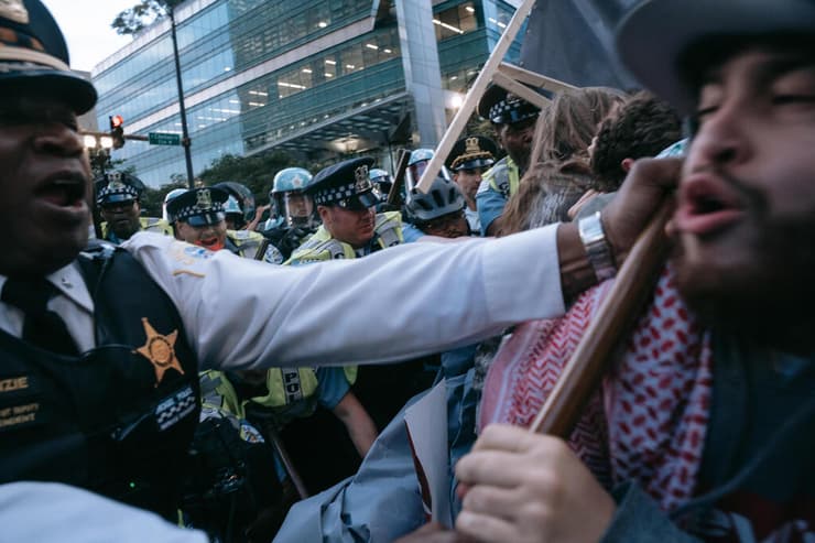 עימות שיקגו ארה"ב בין מפגינים פרו-פלסטינים בעד פלסטינים מלחמה ב עזה  מול קונסוליית ישראל במקביל ל הוועידה הדמוקרטית בעיר בלילה שבין שלישי לרביעי