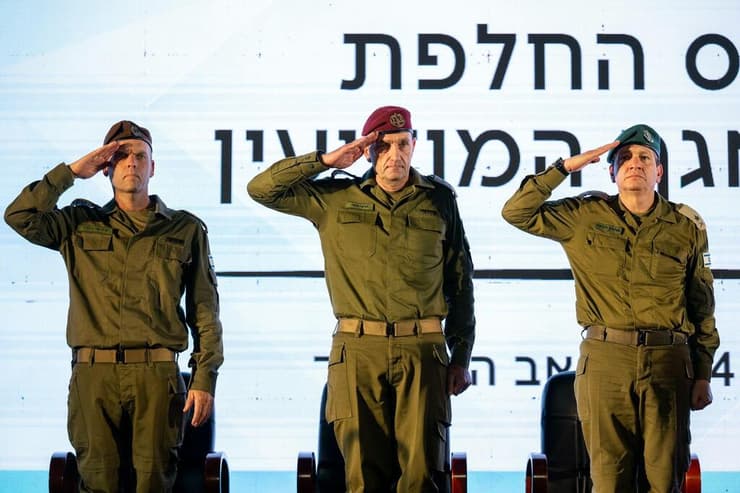 הרמטכ"ל הרצי הלוי, אהרון חליוה ראש אמ"ן היוצא ושלומי בינדר ראש אמ"ן הנכנס בטקס חילופי מפקד ראש אגף מודיעין (צילום: דובר צה"ל) הרמטכ"ל הרצי הלוי, אהרון חליוה ראש אמ"ן היוצא ושלומי בינדר ראש אמ"ן הנכנס בטקס חילופי מפקד ראש אגף מודיעין
