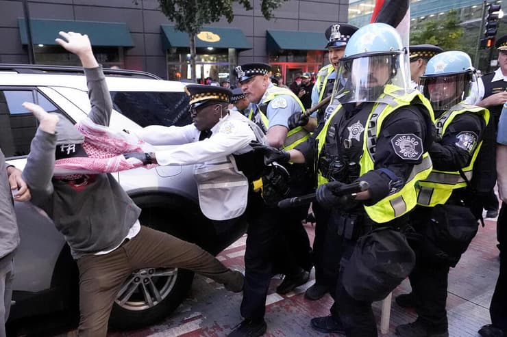 עימות שיקגו ארה"ב בין מפגינים פרו-פלסטינים בעד פלסטינים מלחמה ב עזה  מול קונסוליית ישראל במקביל ל הוועידה הדמוקרטית בעיר בלילה שבין שלישי לרביעי