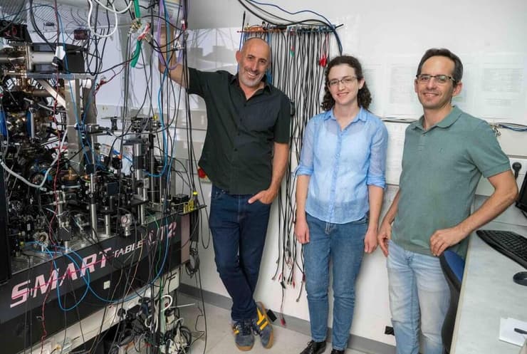 מימין: ד"ר ניצן אקרמן, מירב פנקס ופרופ' רועי עוזרי (צילום: מסע הקסם המדעי, מכון ויצמן למדע) מימין: ד"ר ניצן אקרמן, מירב פנקס ופרופ' רועי עוזרי