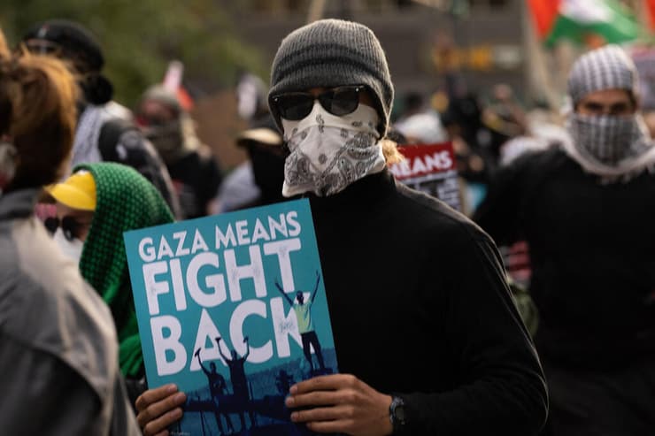 עימות שיקגו ארה"ב בין מפגינים פרו-פלסטינים בעד פלסטינים מלחמה ב עזה  מול קונסוליית ישראל במקביל ל הוועידה הדמוקרטית בעיר בלילה שבין שלישי לרביעי