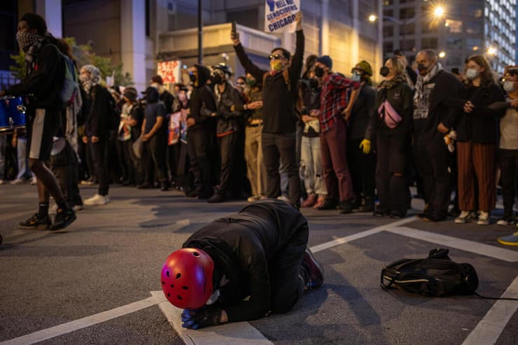עימות שיקגו ארה"ב בין מפגינים פרו-פלסטינים בעד פלסטינים מלחמה ב עזה  מול קונסוליית ישראל במקביל ל הוועידה הדמוקרטית בעיר בלילה שבין שלישי לרביעי