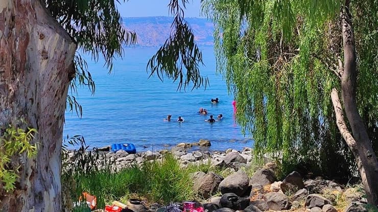 מבלים בחוף גופרה