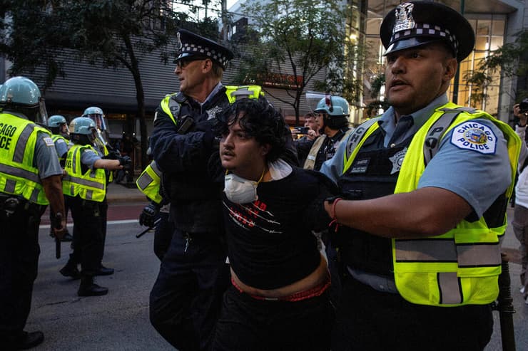 עימות שיקגו ארה"ב בין מפגינים פרו-פלסטינים בעד פלסטינים מלחמה ב עזה  מול קונסוליית ישראל במקביל ל הוועידה הדמוקרטית בעיר בלילה שבין שלישי לרביעי