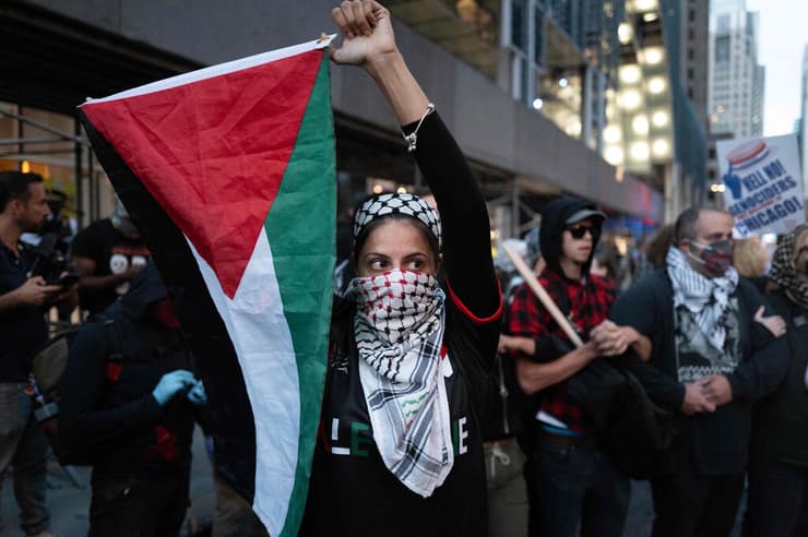 עימות שיקגו ארה"ב בין מפגינים פרו-פלסטינים בעד פלסטינים מלחמה ב עזה  מול קונסוליית ישראל במקביל ל הוועידה הדמוקרטית בעיר בלילה שבין שלישי לרביעי