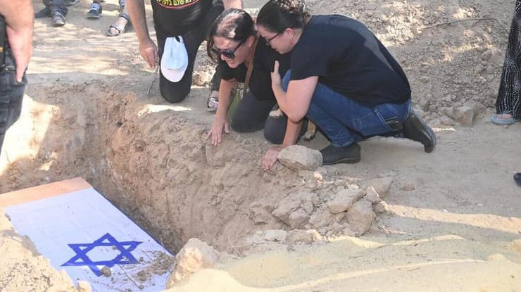 רימון בוכשטב אשתו של יגב בוכשטב ז"ל בהלוויתו בקיבוץ נירים