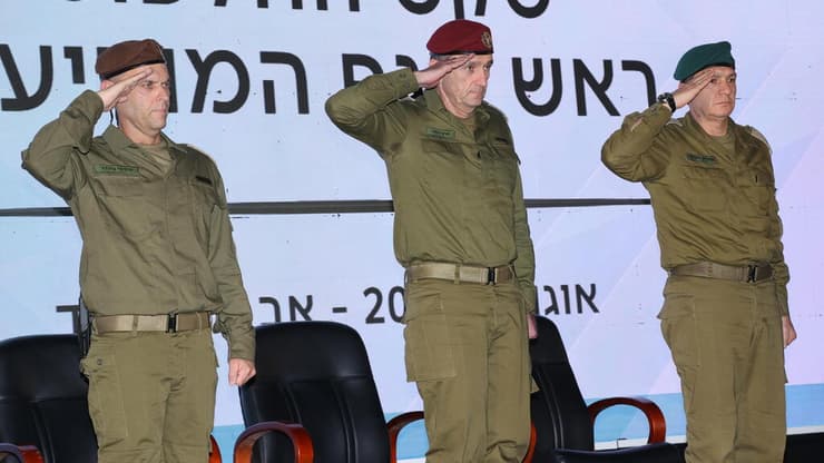 הרמטכ"ל הרצי הלוי, אהרון חליווה ראש אמ"ן היוצא ושלומי בינדר ראש אמ"ן הנכנס בטקס חילופי מפקד ראש אמ"ן