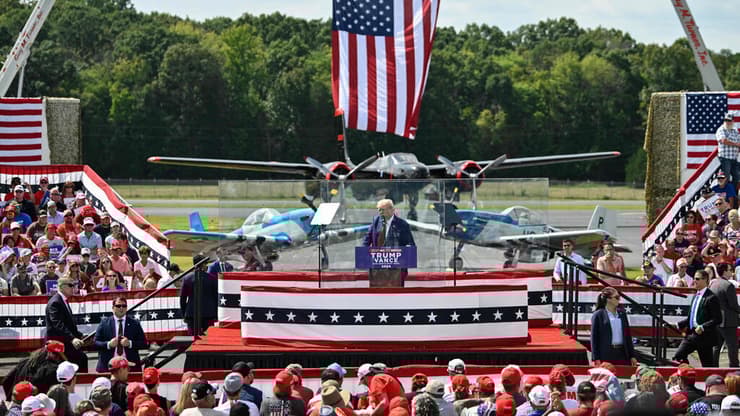 דונלד טראמפ נואם מאחורי זכוכית משוריינת ב צפון קרוליינה ארה"ב
