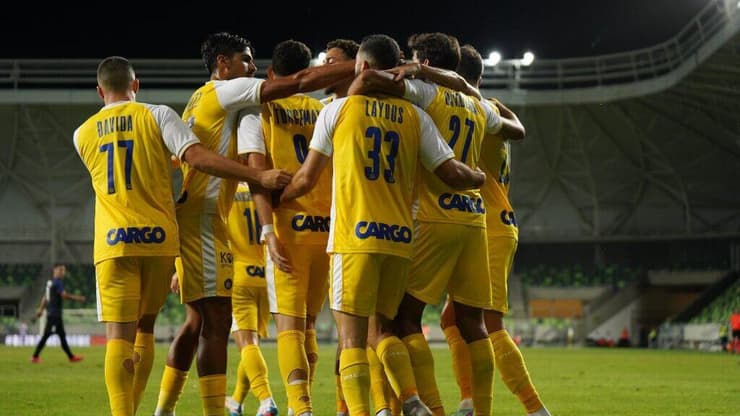 שחקני מכבי ת"א חוגגים