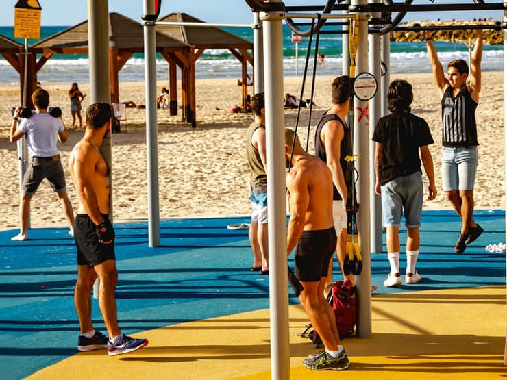 עושים כושר בטיילת של תל אביב. העיר מככבת בצמרת הדירוג (צילום: Tanya Keisha / Shutterstock) עושים כושר בטיילת של תל אביב