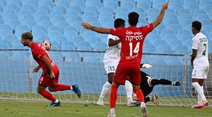 שחקני הפועל רמת גן חוגגים (ראובן שוורץ) שחקני הפועל רמת גן חוגגים