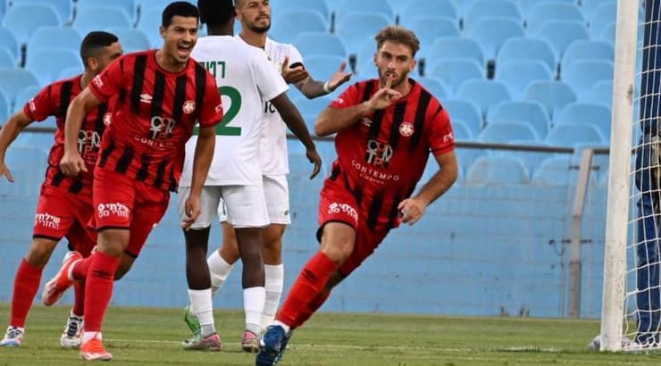 שחקני הפועל רמת גן חוגגים (ראובן שוורץ) שחקני הפועל רמת גן חוגגים