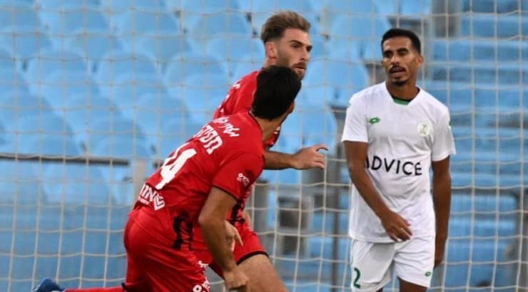 שחקני הפועל רמת גן חוגגים (ראובן שוורץ) שחקני הפועל רמת גן חוגגים