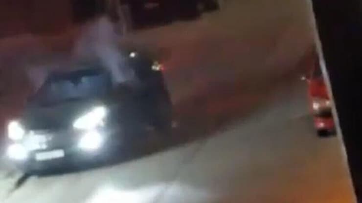 עשן יוצא מחלונות הרכב לאחר זריקת הרימון בחברון על פי החשד חייל זורק רימון לתוך רכב פלסטיני שבו יש ילדים, אין פצועים