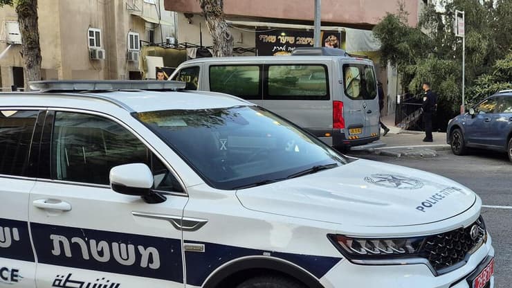 ניידת לידהבניין בחיפה (צילום: ליאור אל-חי) הביניין בשכונת נווה שאנן בחיפה שבה נמצאו גופות אמא ובת