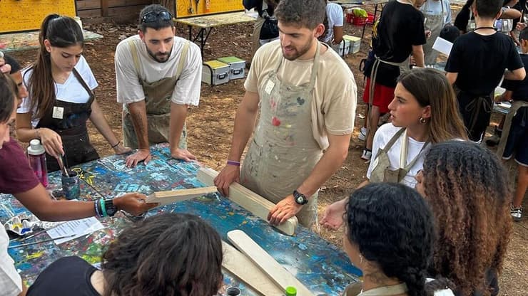"עוצמות אדירות". משתתפי המחנה בסדנת יצירה (צילום: אלון אסף ג'ורג'י) מחנה מנהיגות לבני נוער מהעוטף