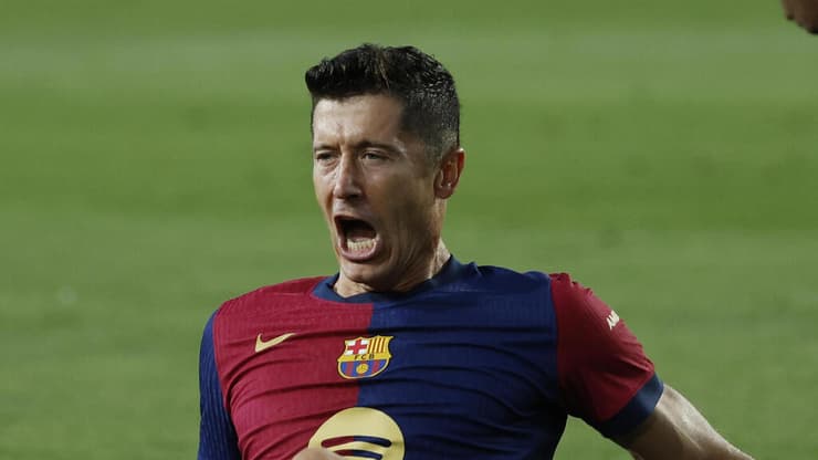 שחקן ברצלונה רוברט לבנדובסקי (AP Photo/Joan Monfort) שחקן ברצלונה רוברט לבנדובסקי