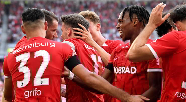 ניצחון מפתיע. שחקני פרייבורג חוגגים (Thomas KIENZLE / AFP) שחקני פרייבורג חוגגים