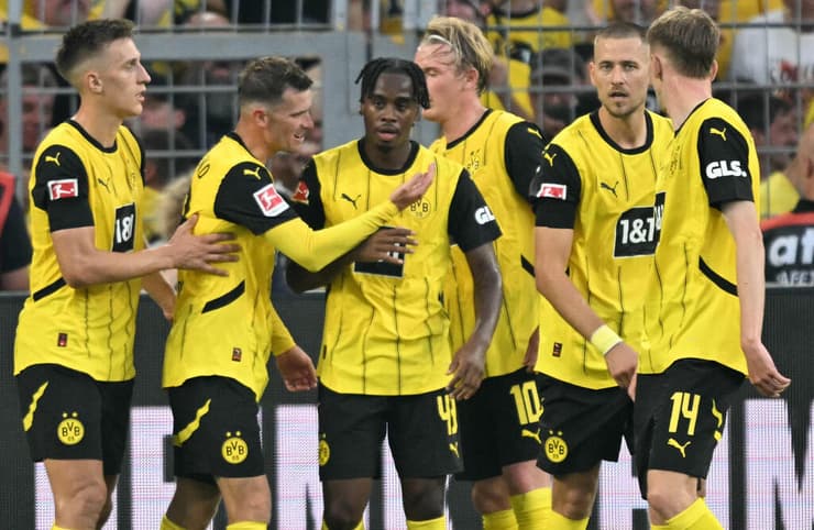 סגנית אלופת אירופה פתחה עם ניצחון. שחקני דורטמונד חוגגים עם ג'יימי ביינו-גיטנס (INA FASSBENDER / AFP) שחקני בורוסיה דורטמונד חוגגים עם ג'יימי ביינו-גיטנס
