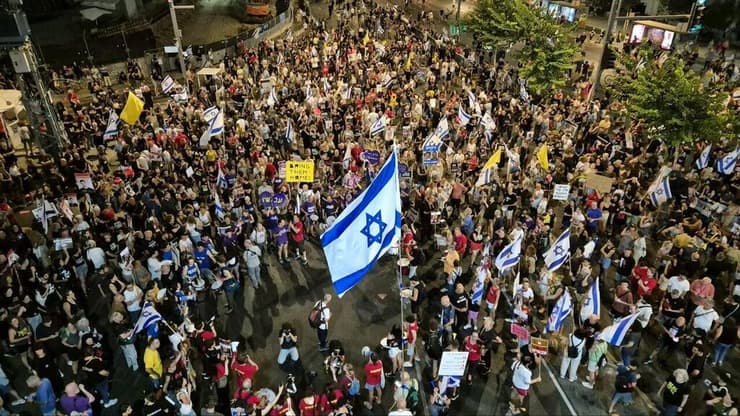 מחאת משפחות החטופים בגשר בגין, תל אביב