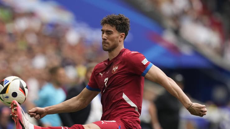 נמניה סטואיץ' במדי נבחרת סרביה