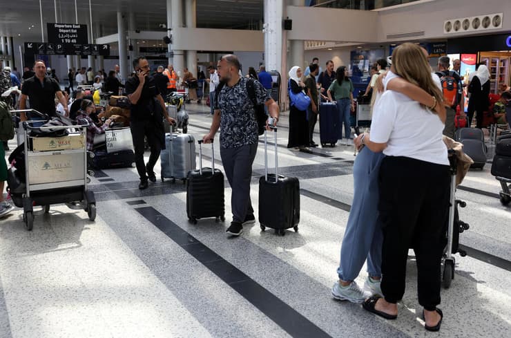 נמל תעופה ביירות לבנון עם ביטול טיסות עקב מתקפת חיזבאללה ו אחרי מכת מנע של ישראל