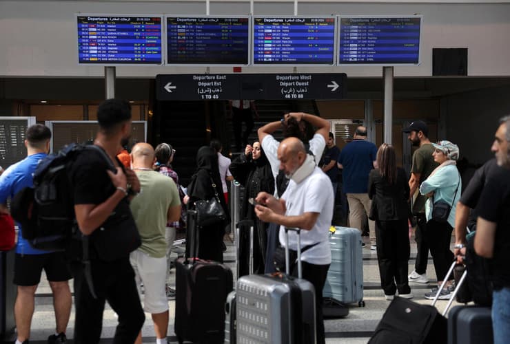 נמל תעופה ביירות לבנון עם ביטול טיסות עקב מתקפת חיזבאללה ו אחרי מכת מנע של ישראל