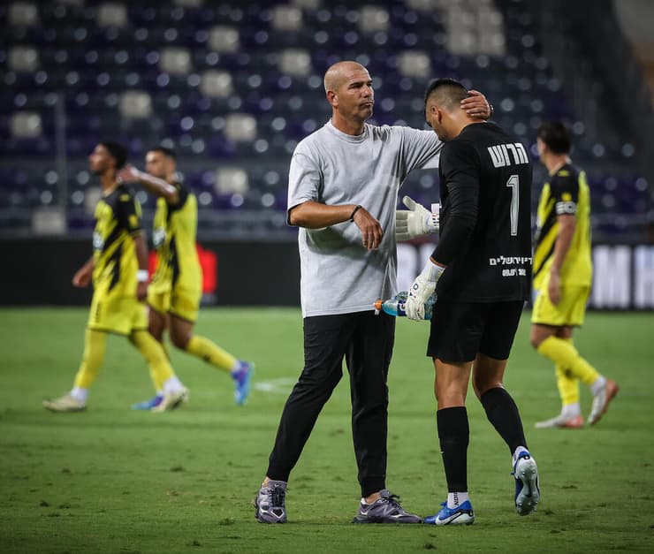 "יש לי עם מי ללכת קדימה". לוי מנחם את הרוש (צילום: עוז מועלם) לוי והרוש