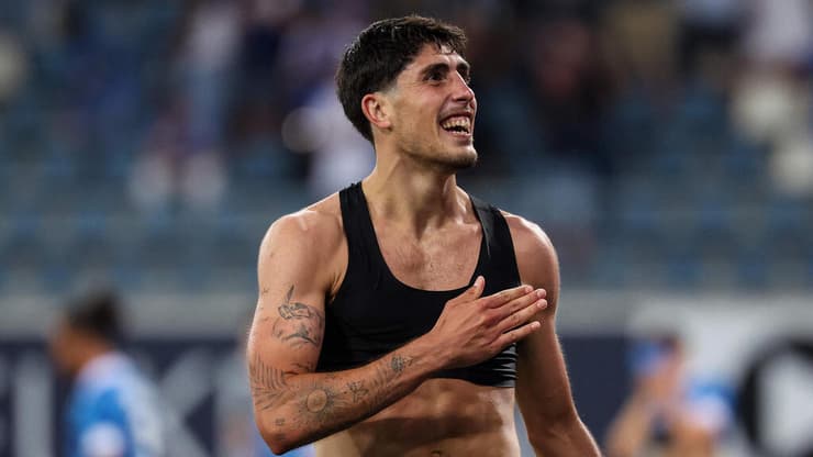 מריח שערים מעמדת הקישור. גאנדלמן (צילום: VIRGINIE LEFOUR / BELGA / AFP) גאנדלמן