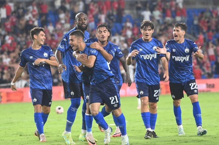 ניצחון ששחרר לא מעט לחץ. שחקני ב"ש (צילום: יאיר שגיא) אחמד חוגג