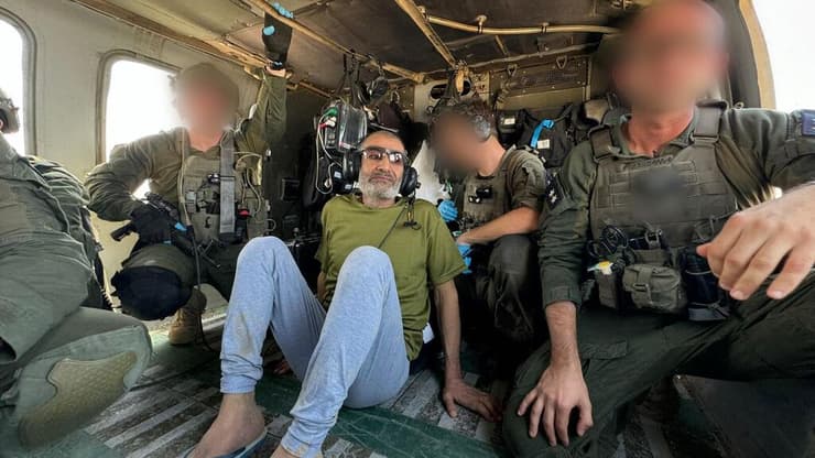 החטוף בבטן המסוק מוקף בלוחמים (צילום: דובר צה"ל ) תיעוד מחילוץ החטוף פרחאן קאדי מבטן המסוק ומצלמות גוף הלוחמים