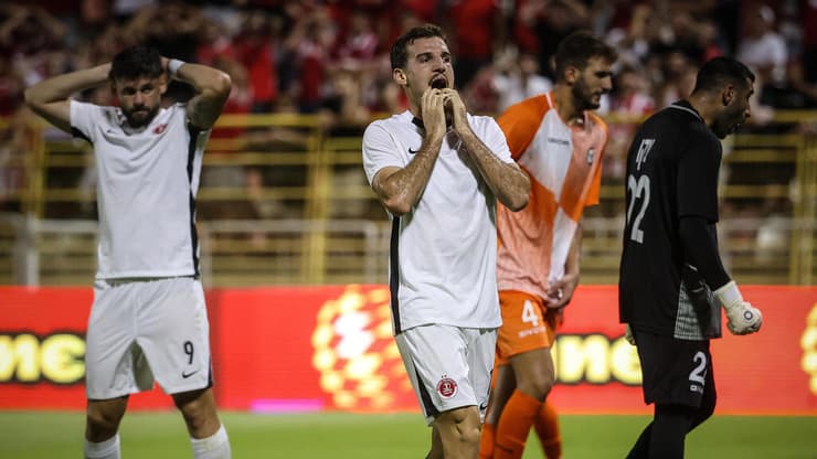 ארי כהן לא מאמין, אחרי עוד החמצה (צילום: עוז מועלם) ארי כהן