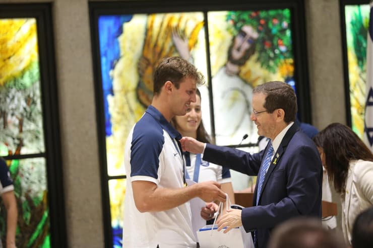 הרצוג עם ראובני ולניר (צילום: אלכס קולומויסקי) נשיא המדינה יצחק הרצוג עם תום ראובני וענבר לניר