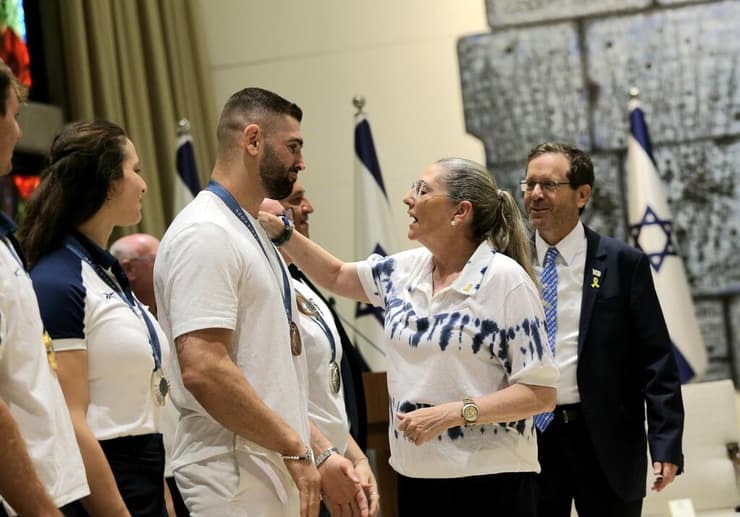 מיכל ויצחק הרצוג עם פיטר פלצ'יק (צילום: אלכס קולומויסקי) מיכל ויצחק הרצוג עם פיטר פלצ'יק