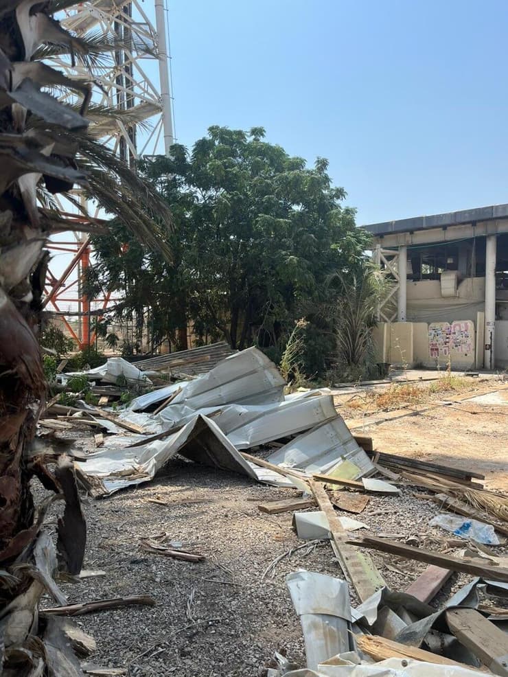 "נפלה עליי ההכרה שבמקום הזה נועה וכל הבנות חיו, חיו בשמחה גם בזמנים הכי קשים שלהן". צה"ל מפרק את המבנים במוצב נחל עוז בו נרצחו עשרות חיילות וחיילים ב-7 באוקטובר מבלי לעדכן את המשפחות (צילום: ארז פרייס) צה"ל מפרק את המבנים במוצב נחל עוז בו נרצחו עשרות חיילות וחיילים ב-7 באוקטובר מבלי לעדכן את המשפחות