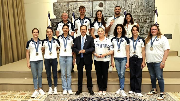 "עניתם על הצורך בבשורות טובות עם שיאים ומדליות". הרצוג עם המדליסטים האולימפיים (צילום: אלכס קולומויסקי) נשיא המדינה יצחק הרצוג עם המדליסטים האולימפיים מפריז 2024