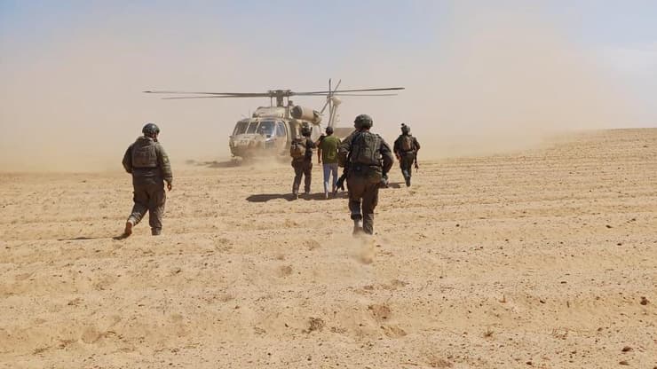 כוחות צה"ל מלווים את פרחאן למסוק (צילום: דובר צה"ל ) תיעוד מחילוץ החטוף פרחאן קאדי מבטן המסוק ומצלמות גוף הלוחמים