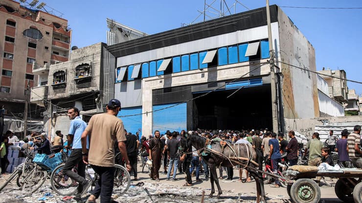 פלסטינים מקבלים סיוע הומניטרי