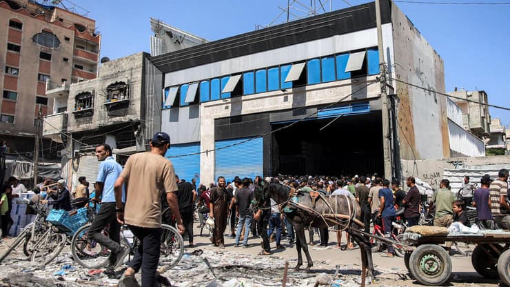 פלסטינים מקבלים סיוע הומניטרי