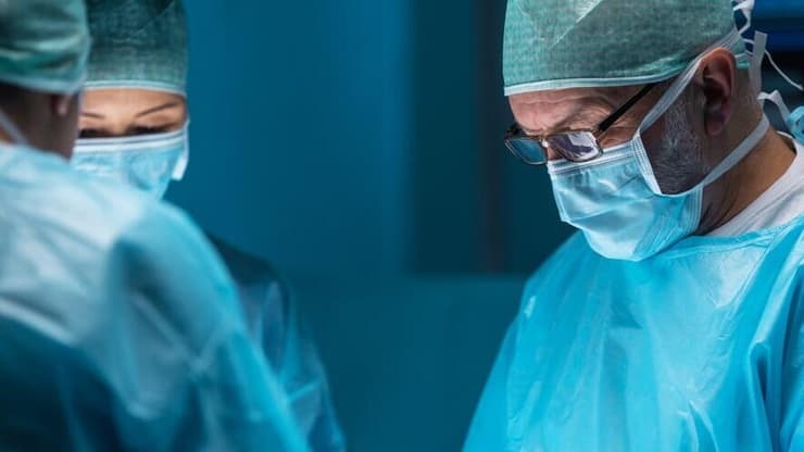 רופאים בחדר ניתוח