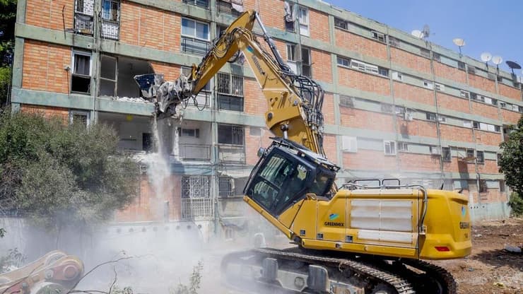הריסת מבנים ישנים ברחוב בר יוחאי בירושלים בפרויקט פינוי בינוי
