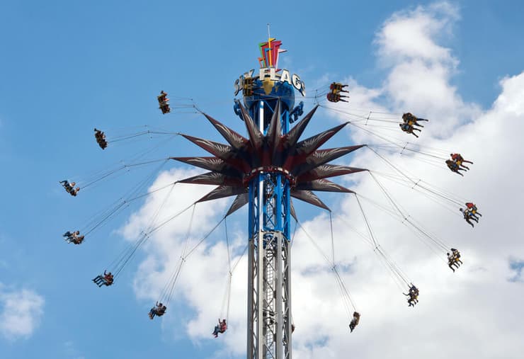מתקן Supergirl Sky Flight בסיקס פלאגס מקסיקו סיטי