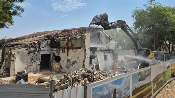 הורסים את הבית של פסי בבארי (צילום: עופר גתי) הורסים את הבית של פסי