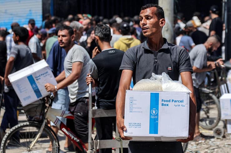 פלסטינים מקבלים סיוע הומניטרי