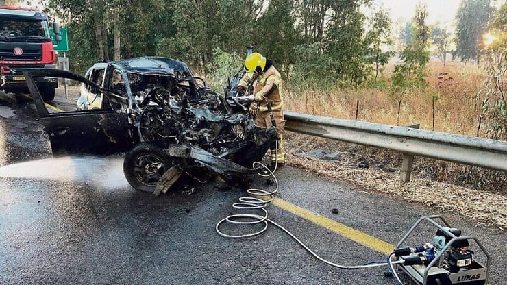 הרכב של נועה וניר ברנס ז"ל, שספגו פגיעה ישירה. "חושבים פעמיים אם לנסוע" (צילום: כבאות והצלה צפון) הזירה שבה נהרגו נועה וניר ברנס ז"ל מפגיעת רקטה ברכבם בכביש 91
