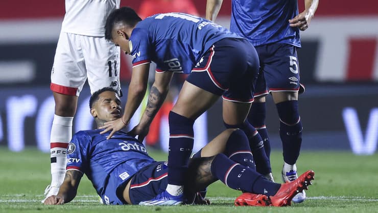 שחקן נסיונאל חואן איזקיירדו לאחר שהתמוטט