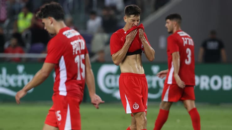 שחקני הפועל ת"א מאוכזבים, אתמול בבלומפילד (צילום: עוז מועלם) שחקני הפועל ת"א