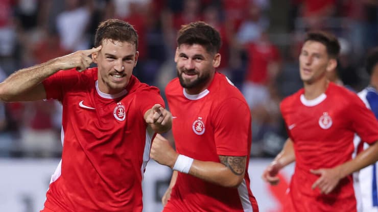 שחקני הפועל ת"א חוגגים עם ארי כהן