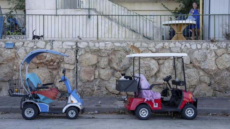 חצי מהתלמידים המפונים מק"ש נעדרו מהלימודים בבית הספר הארעי. קריית שמונה הריקה (צילום: AP / Ohad Zwigenberg) קריית שמונה ריקה בעקבות התקיפות מלבנון